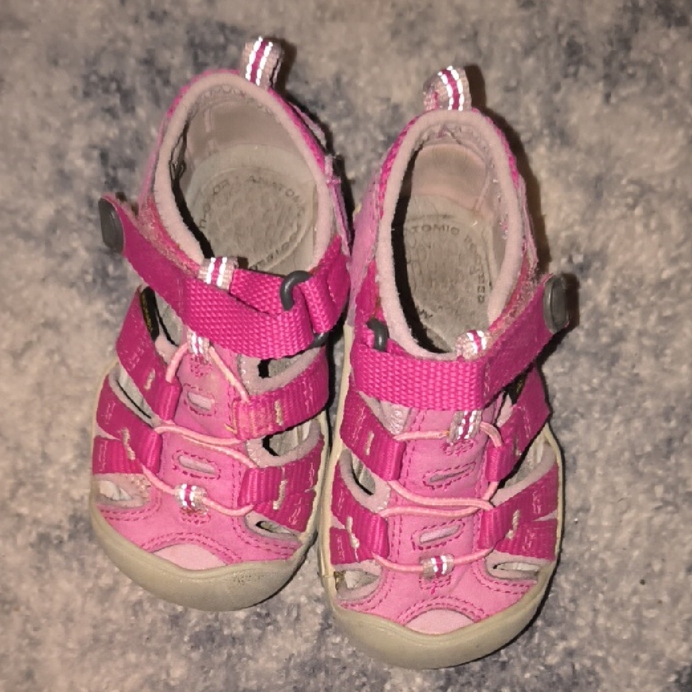 Keen | Fuchsia Kids Sandals with Gray Soles